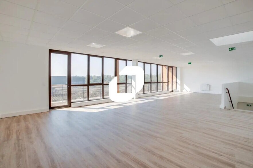 12-14 Rue De Lamirault, Collégien to rent - Interior Photo - Image 2 of 29