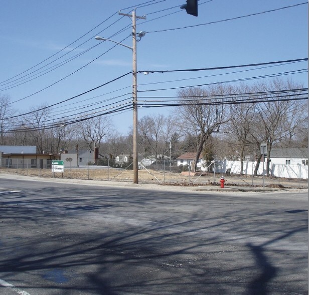 665 W Jericho Tpke, Huntington 11743