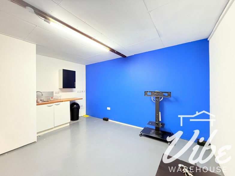 1 Hillmarton Rd, London to rent - Building Photo - Image 2 of 16