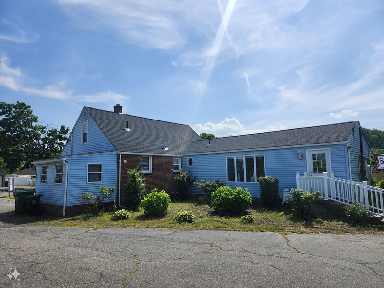 104 Lauzier Ter, Chicopee, MA for sale - Primary Photo - Image 1 of 18