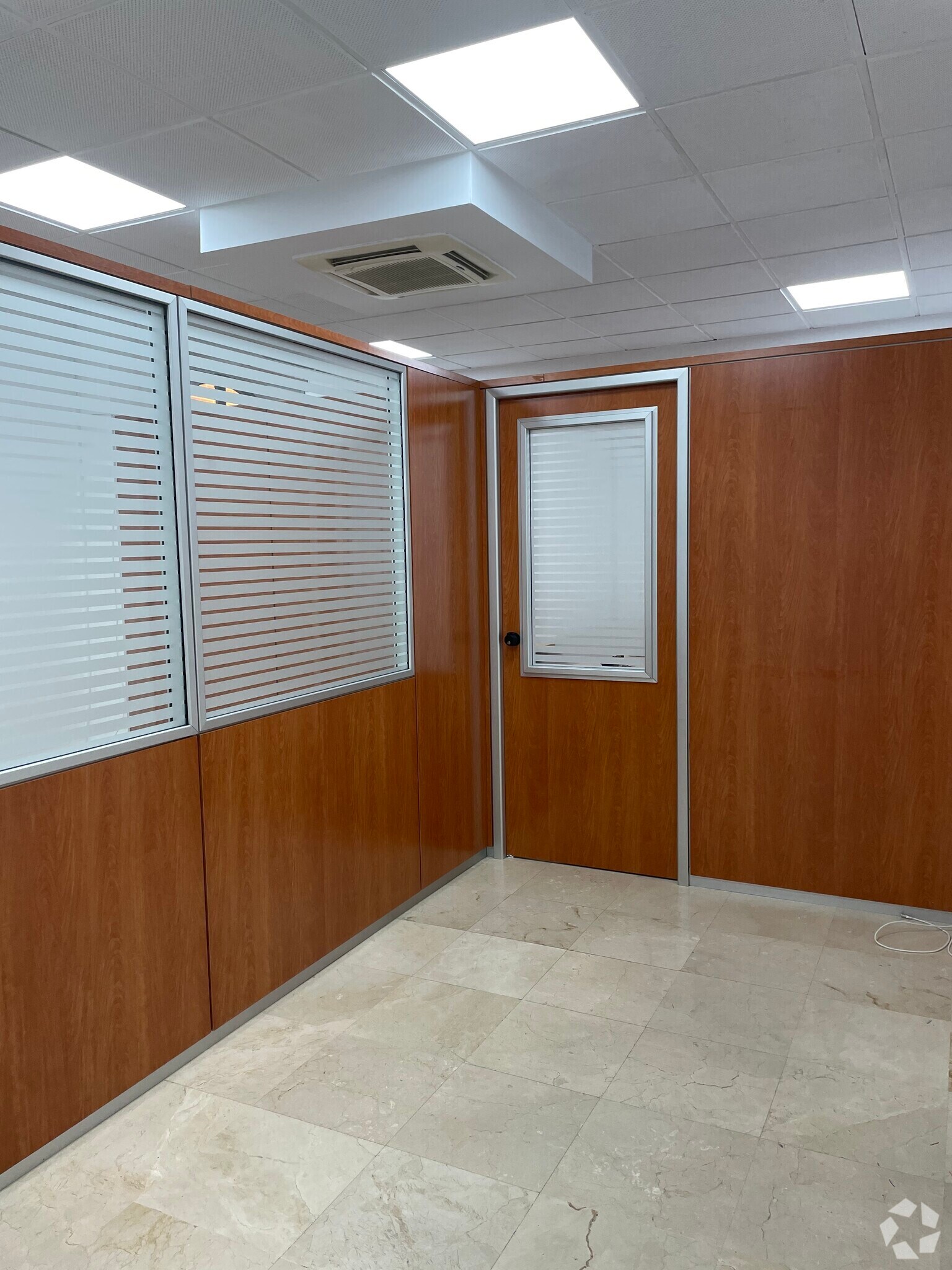Office in Fuenlabrada, Madrid to rent Interior Photo- Image 1 of 9