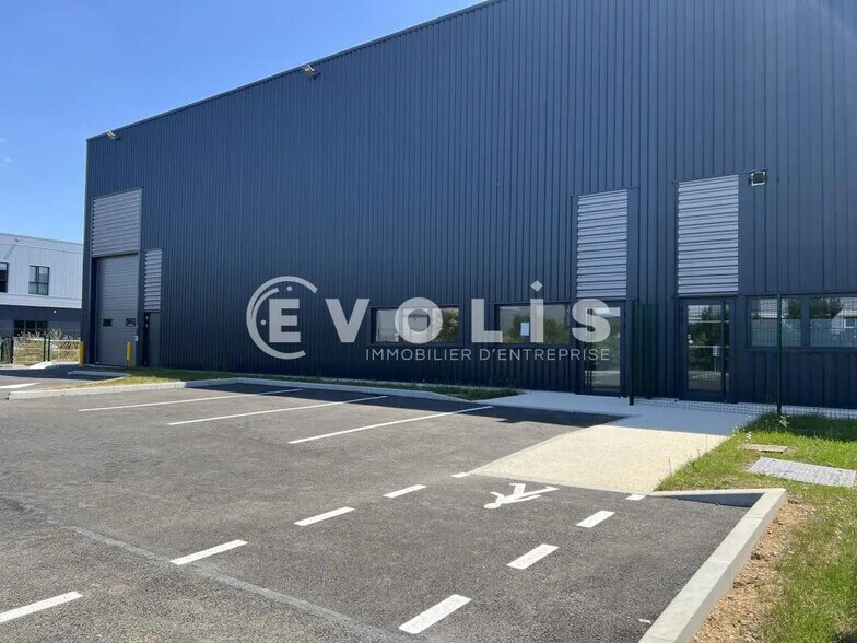 Light Industrial in Lieusaint to rent - Building Photo - Image 3 of 10