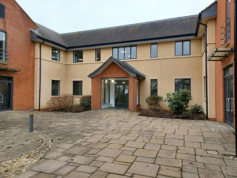 Lancaster Pl, Swindon to rent - Building Photo - Image 1 of 4