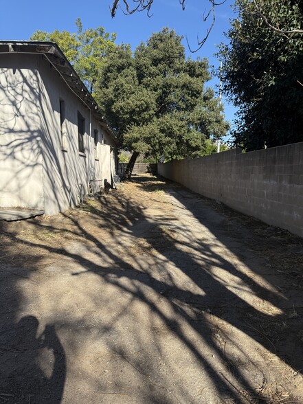 13241 Bradley Ave, Sylmar, CA for rent - Building Photo - Image 3 of 13