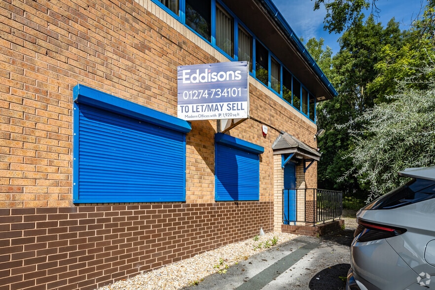 Roydsdale Way, Bradford to rent - Building Photo - Image 2 of 9