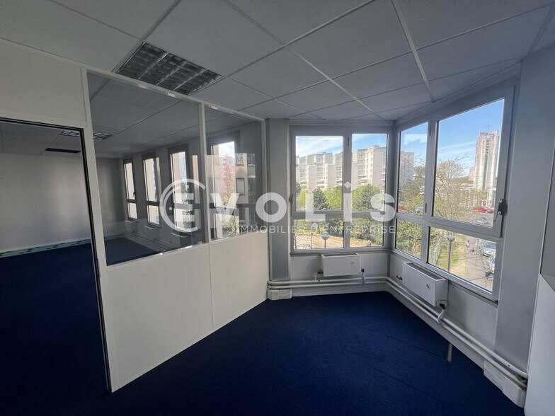Office in Noisy-le-Grand to rent - Interior Photo - Image 3 of 8