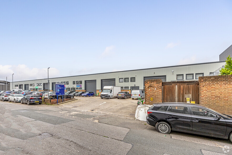 Alliance Rd, London to rent - Building Photo - Image 2 of 3