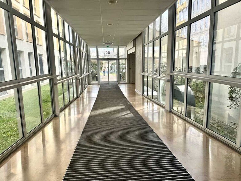 Office in Villeurbanne to rent - Building Photo - Image 1 of 9