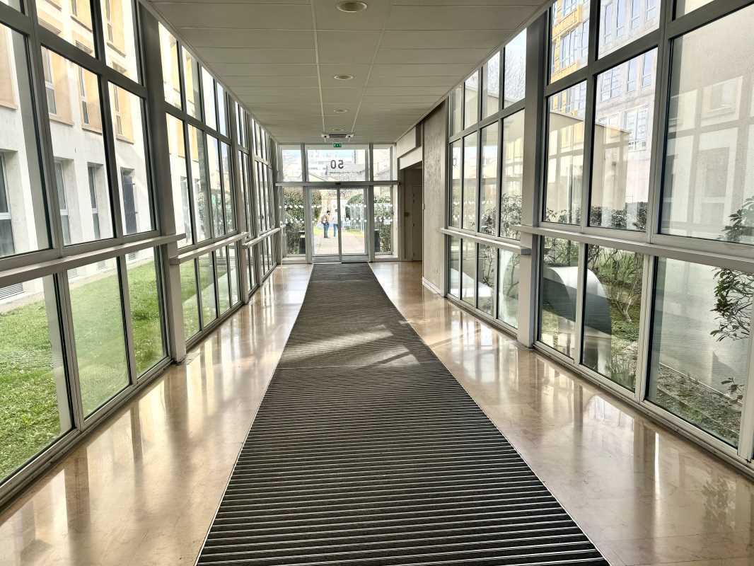 Office in Villeurbanne to rent Building Photo- Image 1 of 10