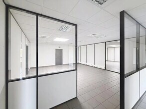 Office in Saint-Priest to rent Interior Photo- Image 2 of 8