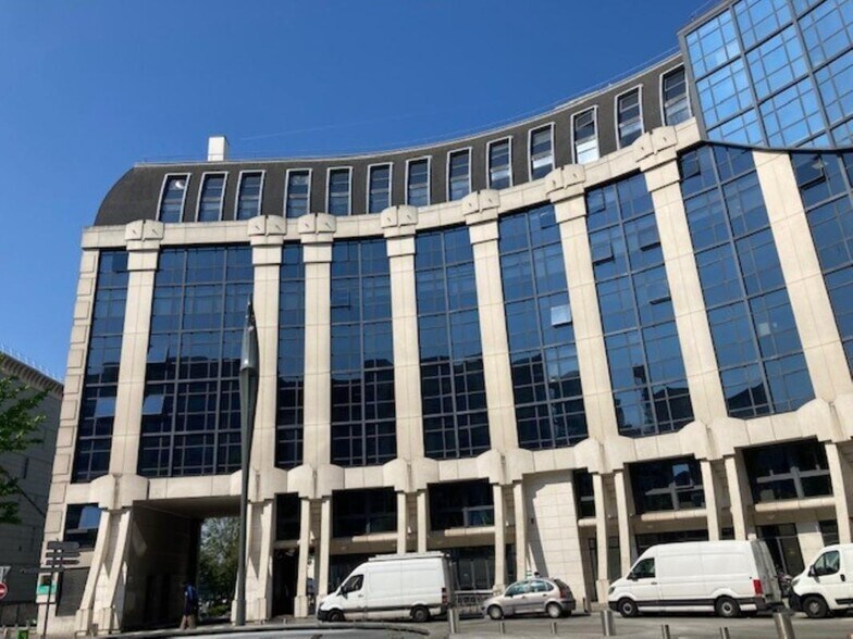 14-15 Place Georges Pompidou, Montigny-le-Bretonneux to rent - Building Photo - Image 2 of 2