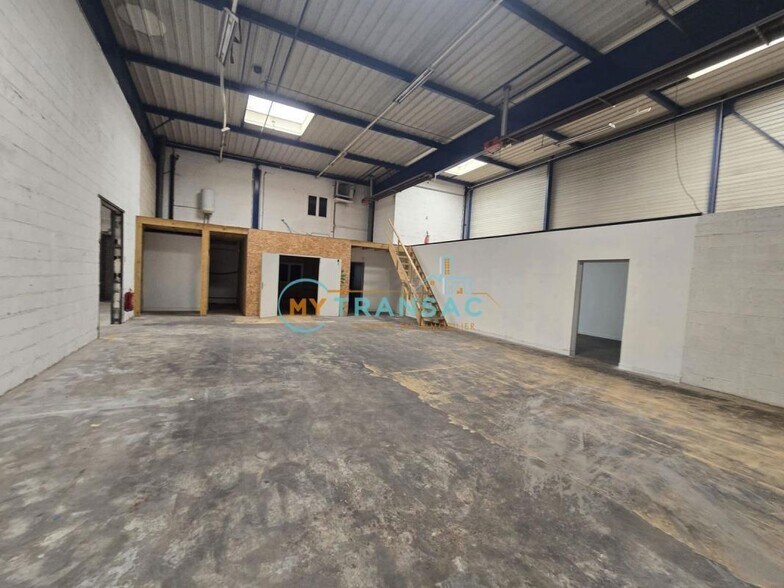 Light Industrial in Chelles to rent - Interior Photo - Image 3 of 16