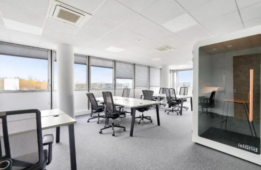 13 Avenue Morane Saulnier, Vélizy-Villacoublay to rent - Interior Photo - Image 3 of 9