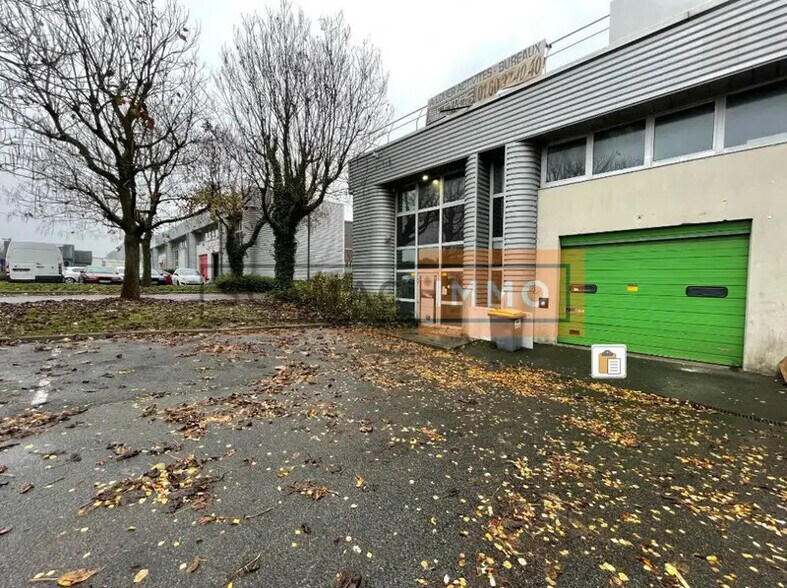 Light Industrial in Tremblay-en-France to rent - Building Photo - Image 1 of 2