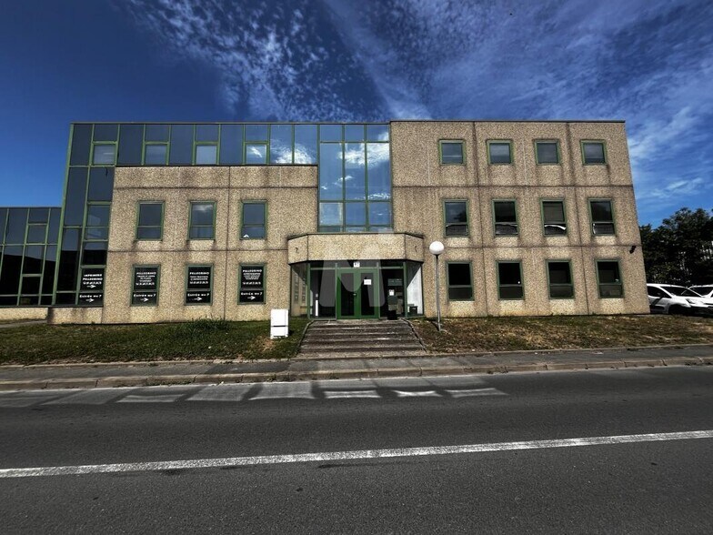 Office in Viry-Châtillon to rent - Building Photo - Image 2 of 6