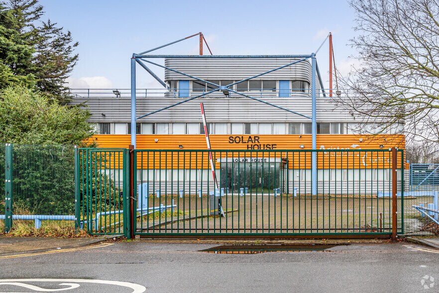 Alpine Way, London to rent - Building Photo - Image 2 of 7