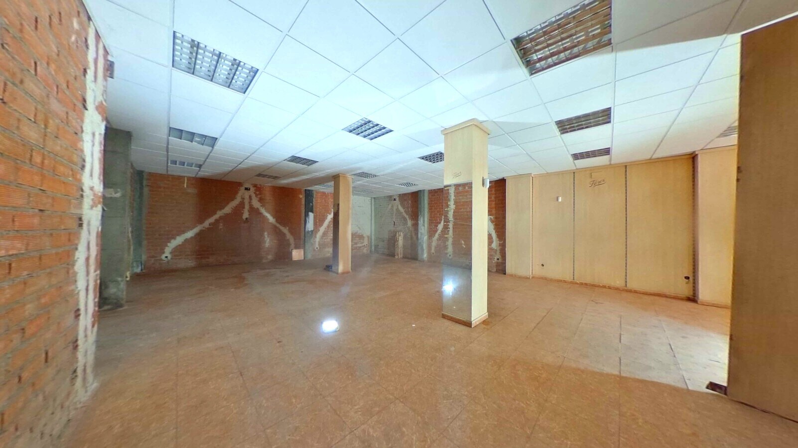 Plasencia, CAC 10600 - - - Interior Photo - Image 2 of 12
