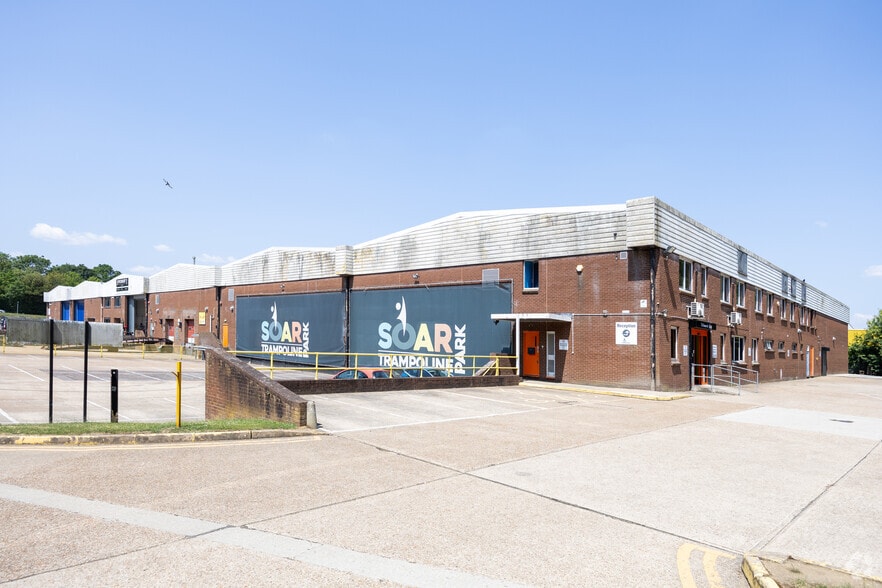 Courteney Rd, Gillingham to rent - Building Photo - Image 3 of 7