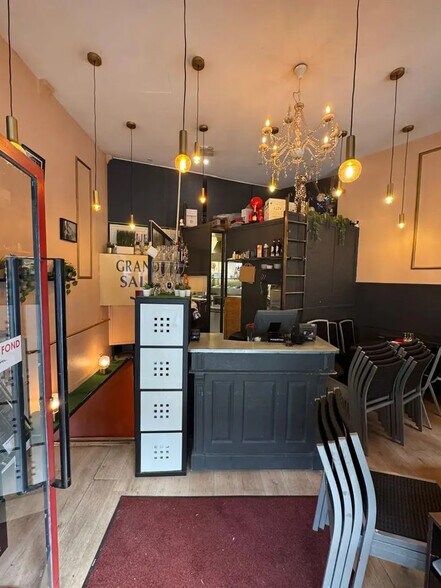 Retail in Paris to rent - Interior Photo - Image 3 of 4