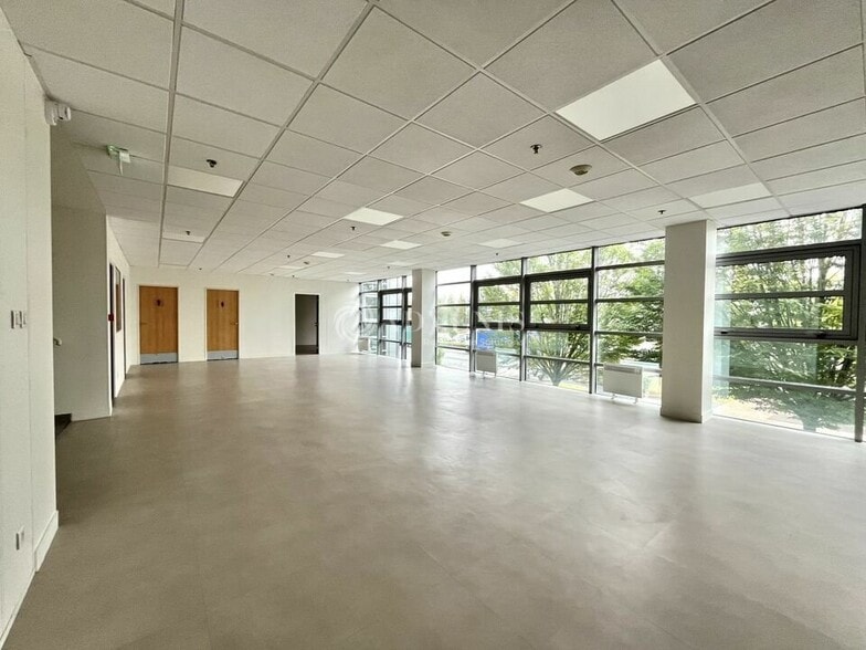 Industrial in Moissy-Cramayel to rent - Interior Photo - Image 3 of 12