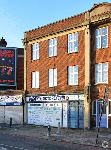 82 Bolton Cres, London for sale - Primary Photo - Image 1 of 1