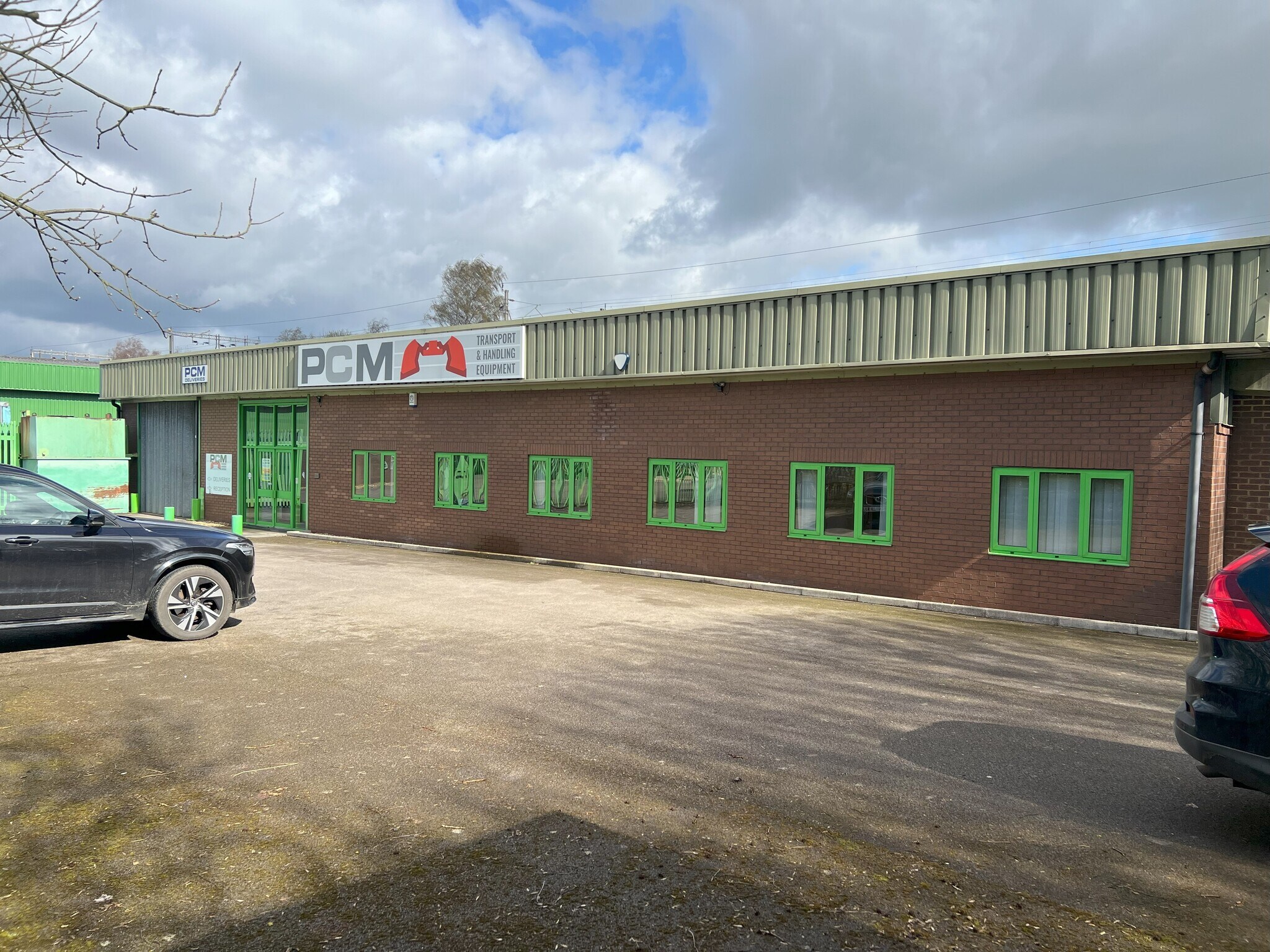 249 Three Bridges Rd, Northampton to rent Primary Photo- Image 1 of 2