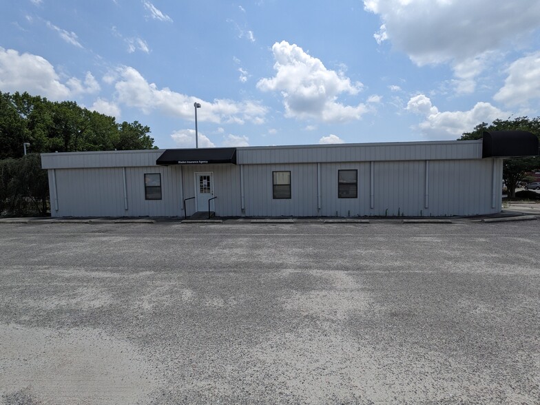 351 S Poplar St, Elizabethtown, NC for rent - Building Photo - Image 2 of 25