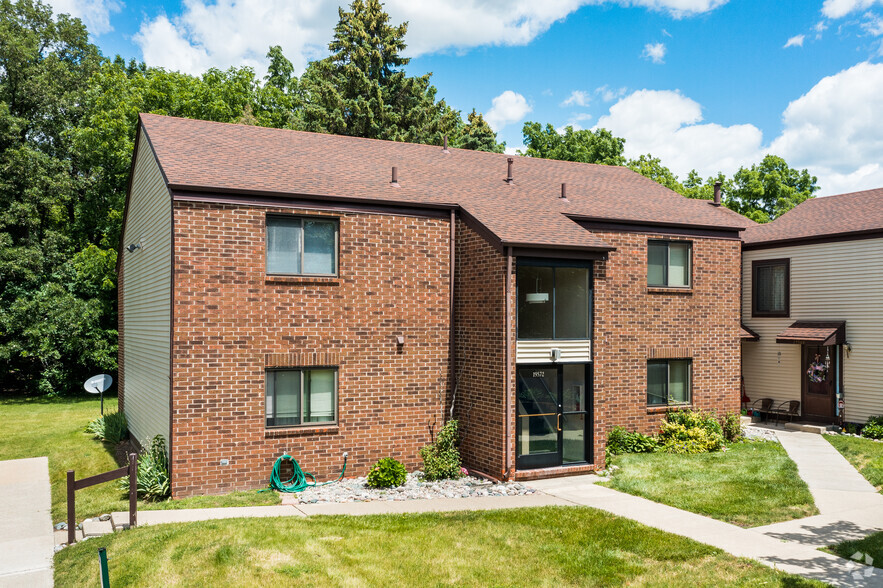 19400 S Glen Blvd, Brownstown, MI for sale - Primary Photo - Image 1 of 23