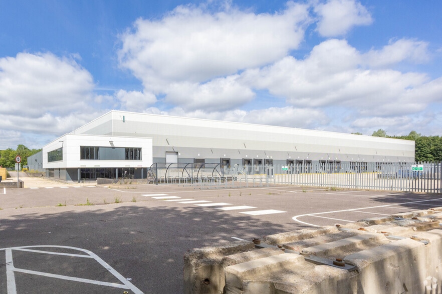 Clarke Rd, Milton Keynes to rent - Primary Photo - Image 2 of 3