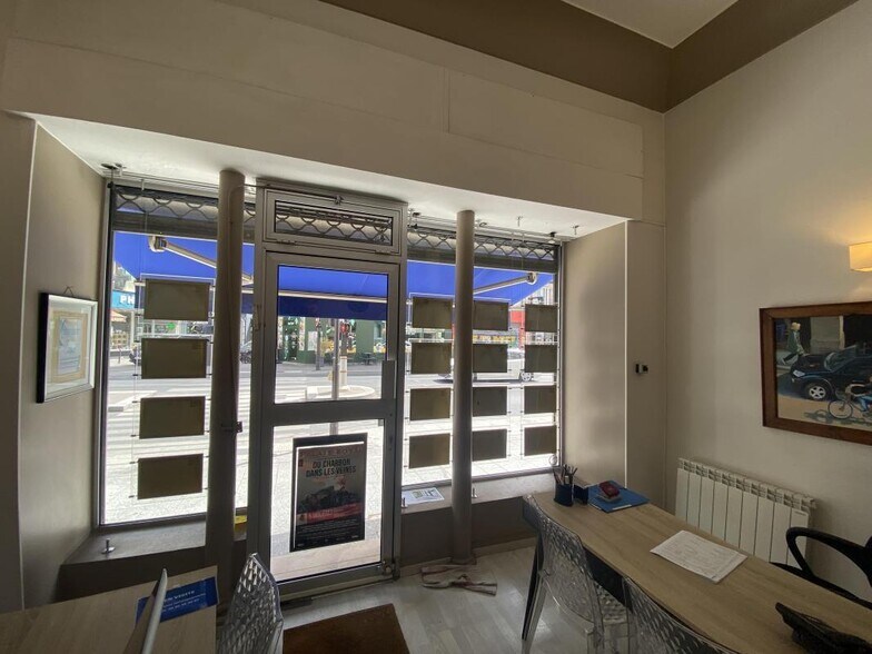 Retail in Paris to rent - Interior Photo - Image 2 of 6