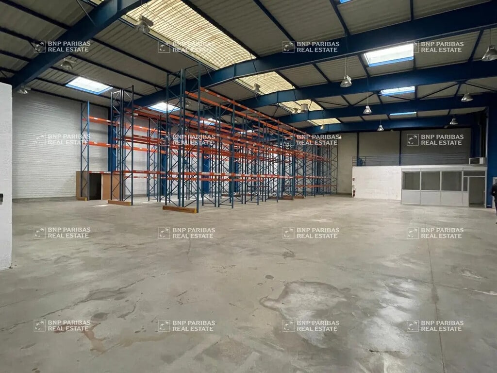 Location Local d'activités 1 500 m² - Photo 1