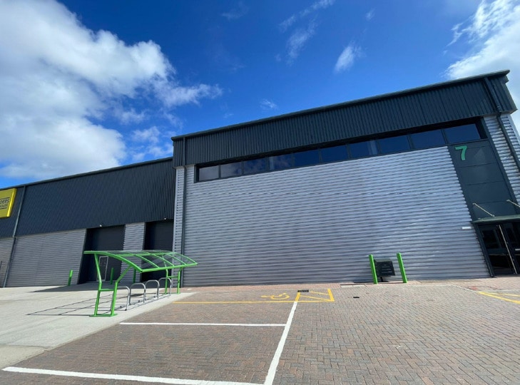 Davis Rd, Chessington to rent Building Photo- Image 1 of 4