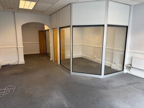 22 Hill Av, Amersham to rent Building Photo- Image 2 of 3