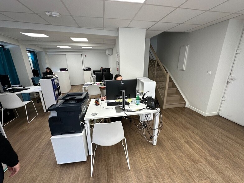 Retail in Lyon 6eme Arrondissement to rent - Interior Photo - Image 3 of 9