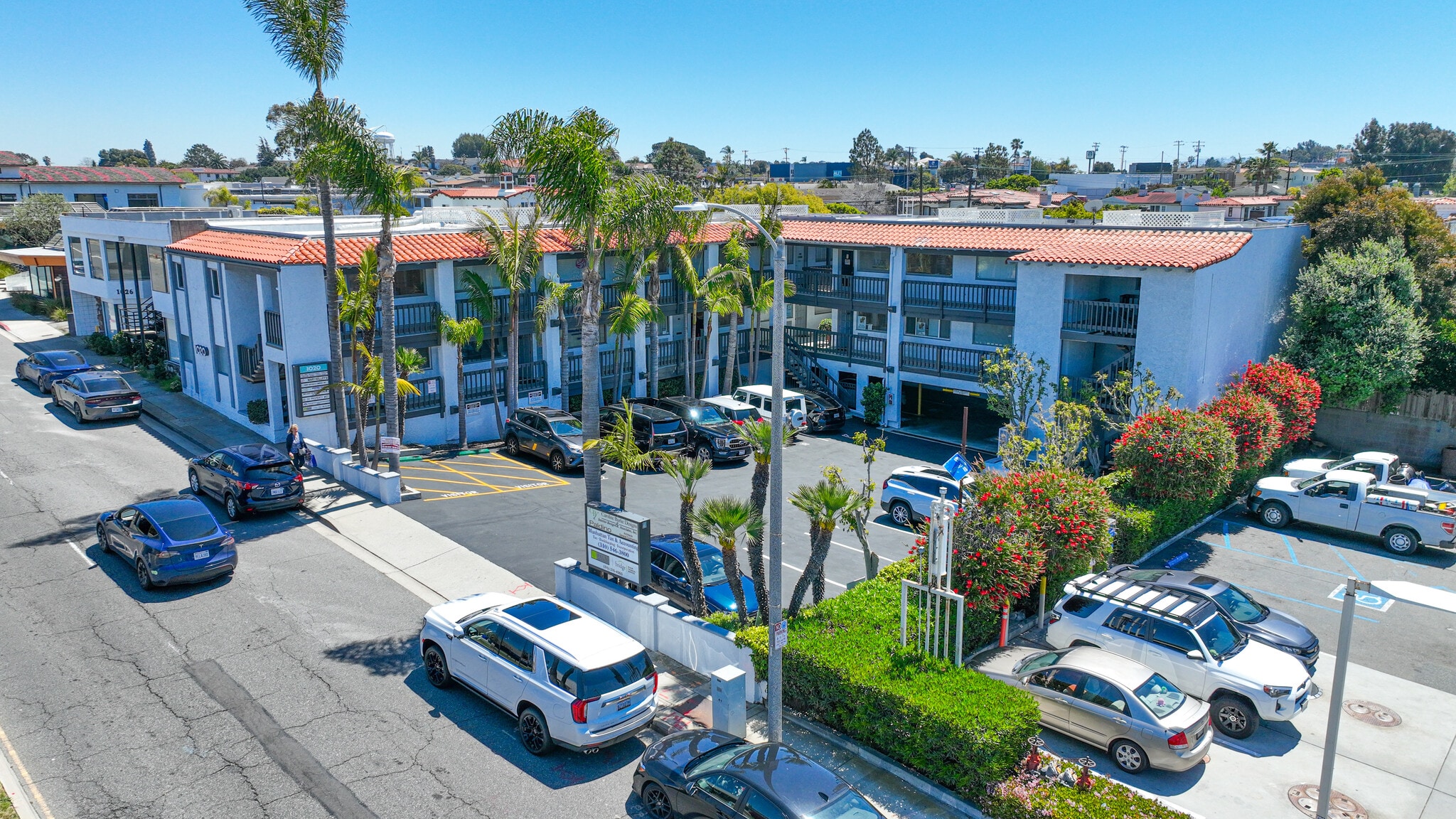 1020 Manhattan Beach Blvd, Manhattan Beach, CA to rent Primary Photo- Image 1 of 5