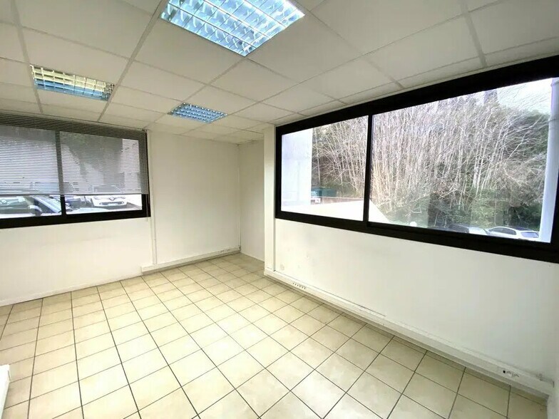 Office in Le Cannet to rent - Building Photo - Image 3 of 9