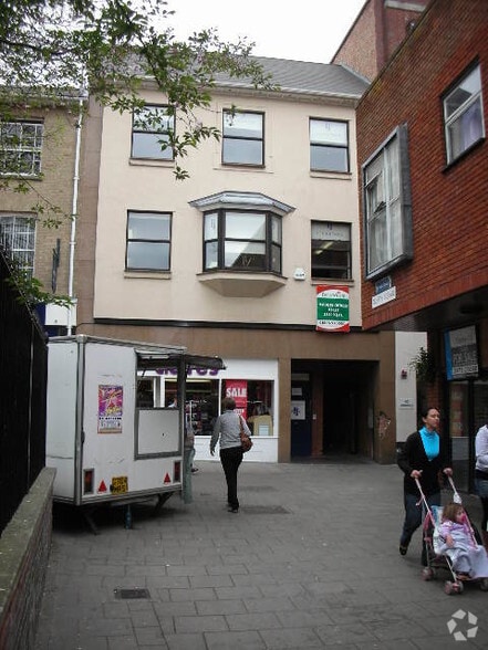 7 Trinity Sq, Colchester to rent - Building Photo - Image 2 of 4