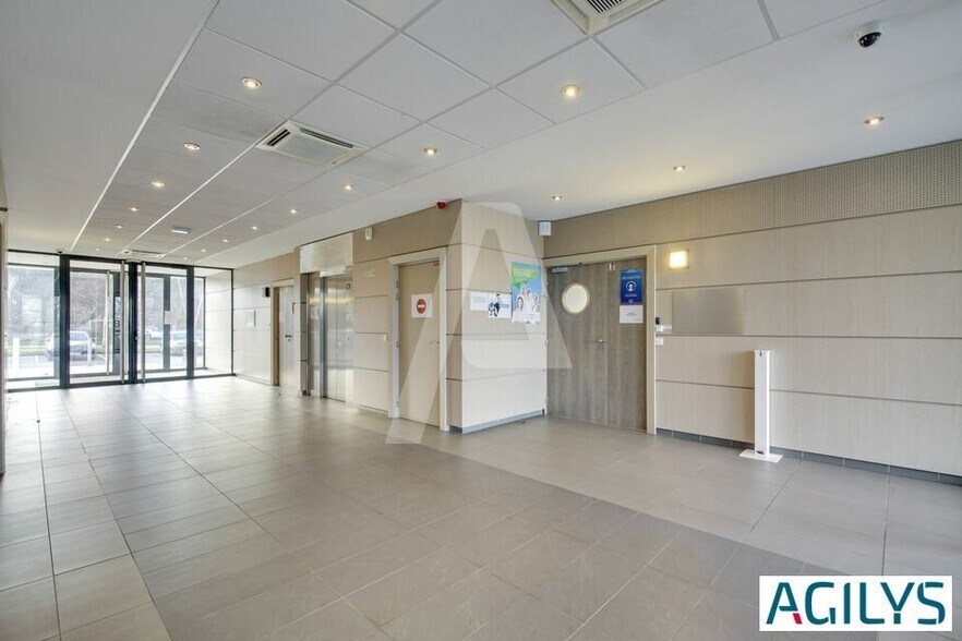 Route De L'orme, Saclay to rent - Lobby - Image 2 of 12