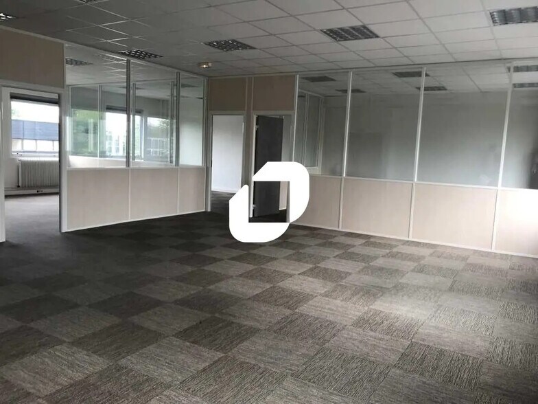 Office in Villebon-sur-Yvette to rent - Interior Photo - Image 2 of 19