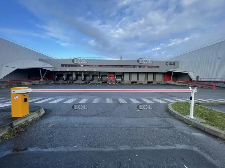 Industrial in Gennevilliers to rent - Building Photo - Image 1 of 6