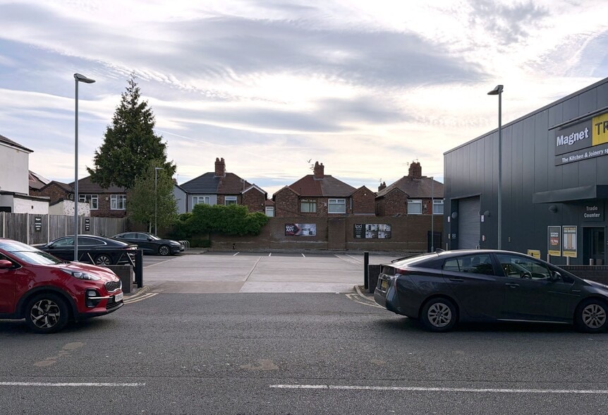 315 Edge Ln, Liverpool to rent - Building Photo - Image 2 of 2