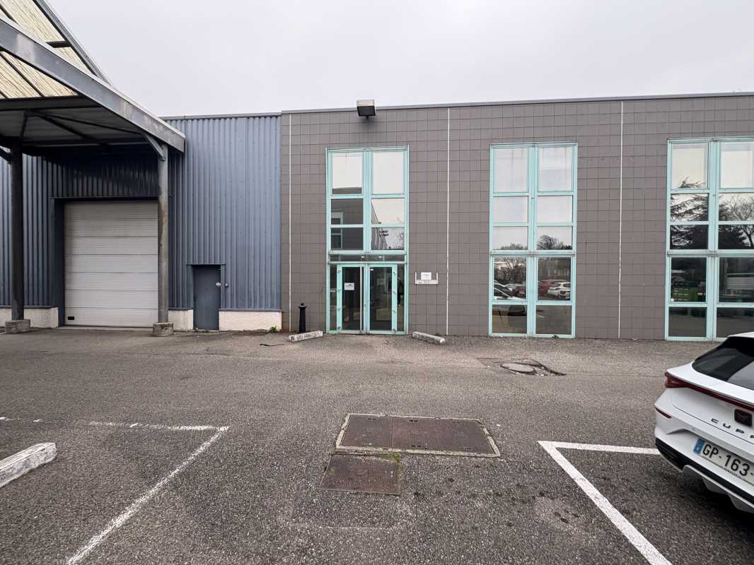 Light Industrial in Bron to rent Building Photo- Image 1 of 16