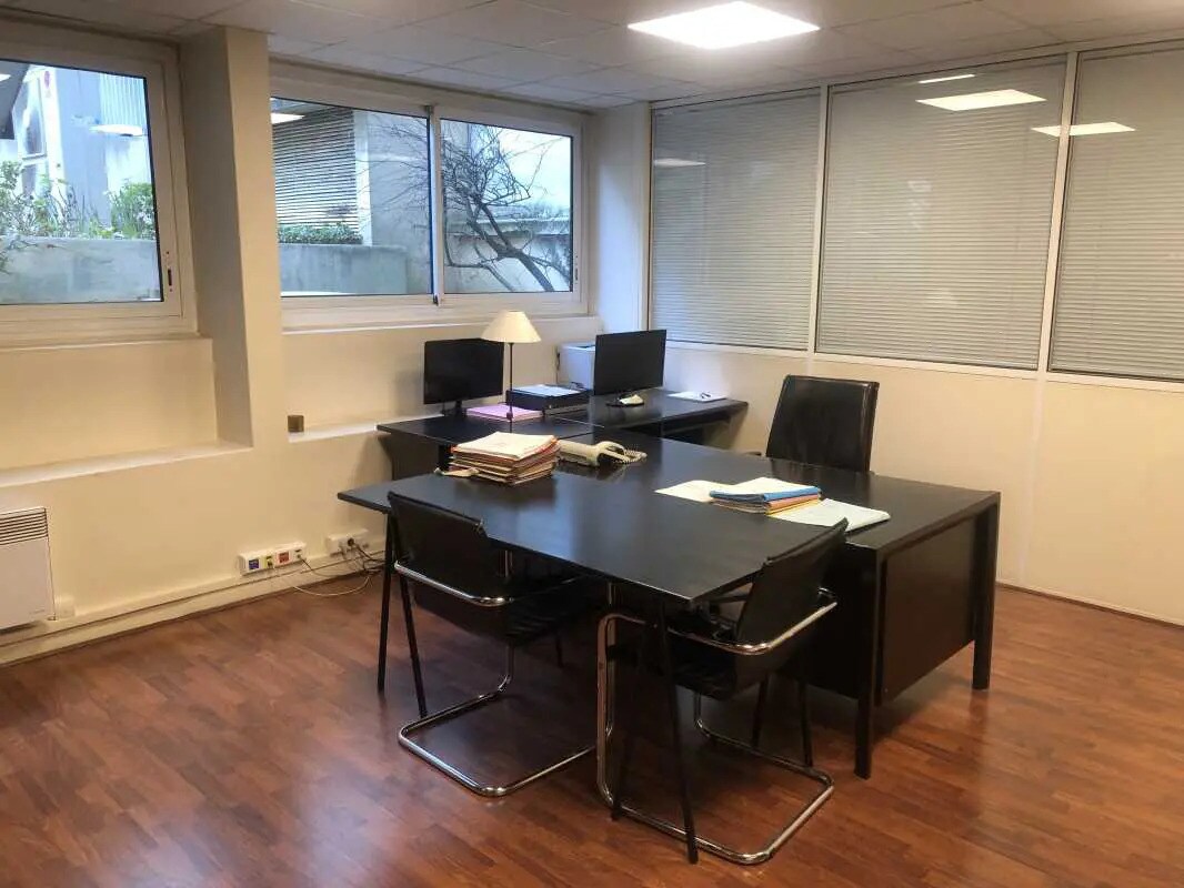 Office in Neuilly-sur-Seine to rent Building Photo- Image 1 of 8