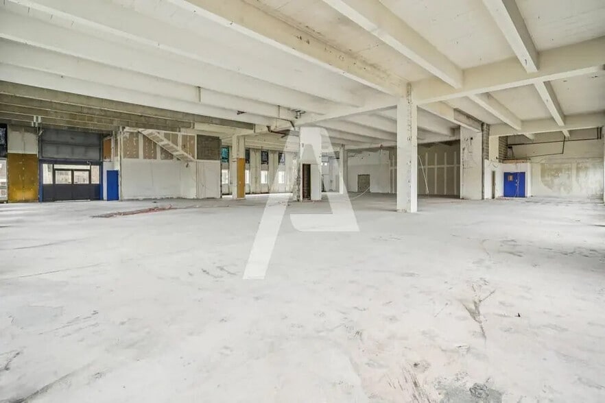 Light Industrial in Rungis to rent - Interior Photo - Image 1 of 5