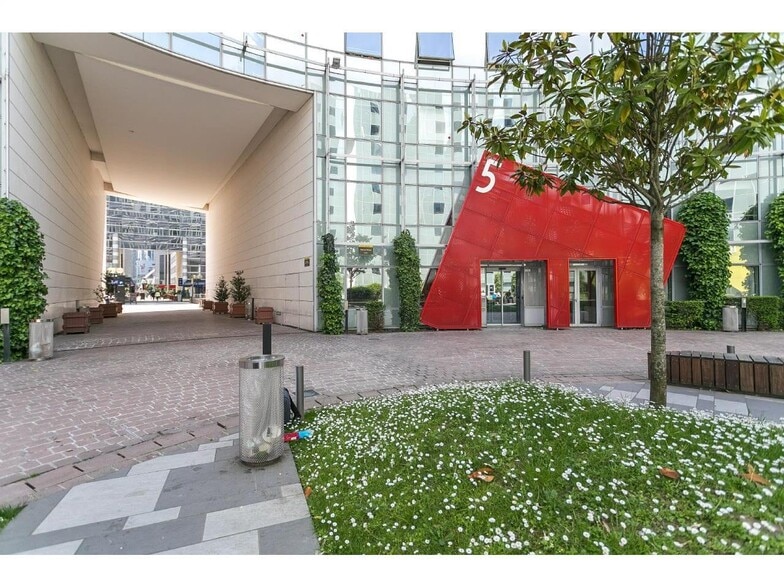 Cours Valmy, Puteaux La défense to rent - Building Photo - Image 2 of 18
