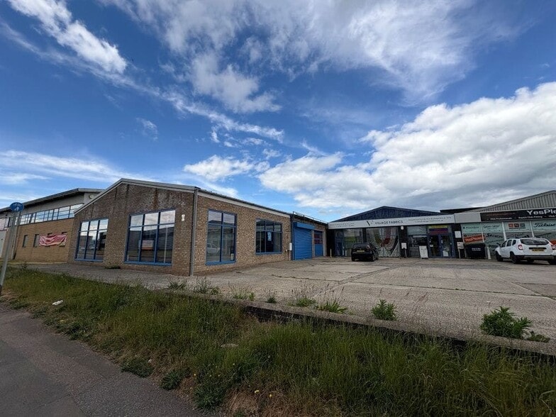 Churchill Rd, Bicester to rent - Building Photo - Image 3 of 12