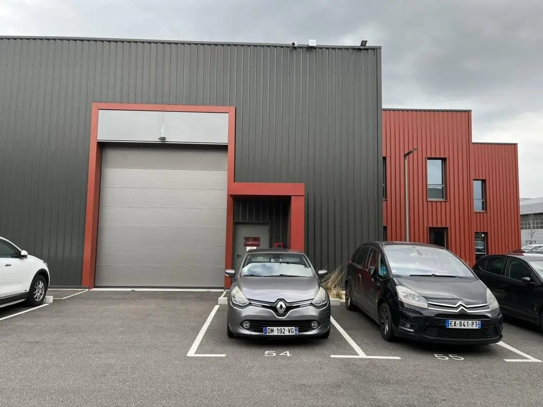 Light Industrial in Chassieu to rent Building Photo- Image 1 of 36