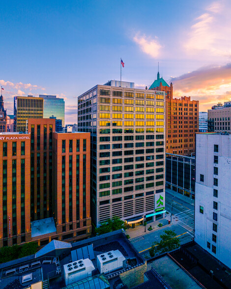 250 E Wisconsin Ave, Milwaukee, WI for rent - Building Photo - Image 1 of 14