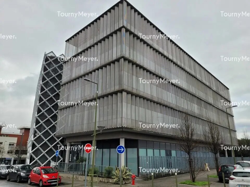 Retail in Lormont to rent Building Photo- Image 1 of 9