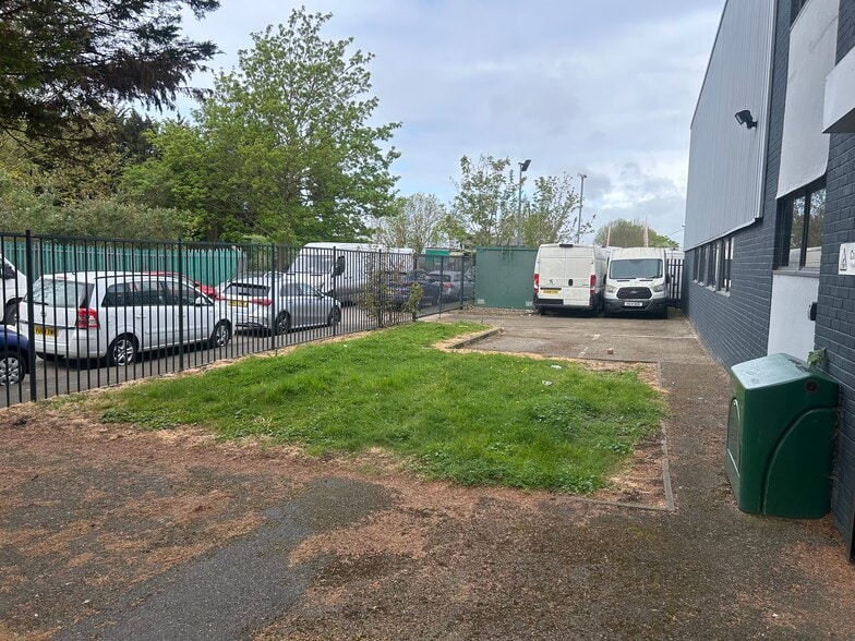 1 Jessops Way, Croydon to rent - Building Photo - Image 2 of 9